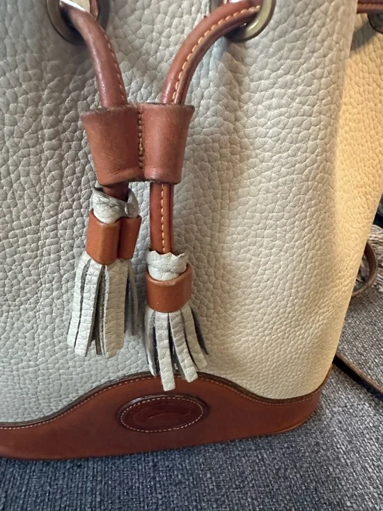 Vintage Dooney & Bourke Cream and Brown Pebble Leather Drawstring Bucket Bag - Picture 2 of 10